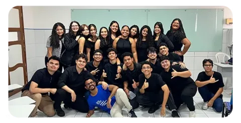 Turma da Escola Nosso Mundo reunida em sala de aula