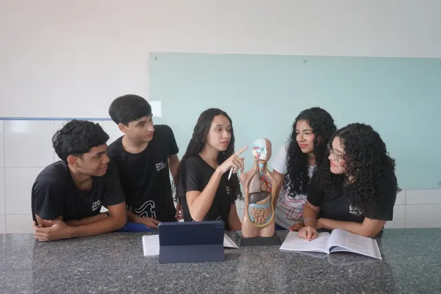 Estudantes da Escola Nosso Mundo em atividade de ciências