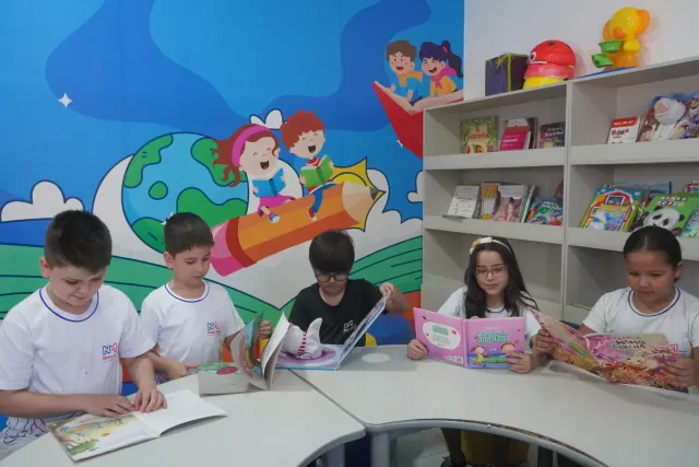Crianças da Escola Nosso Mundo em atividade de leitura