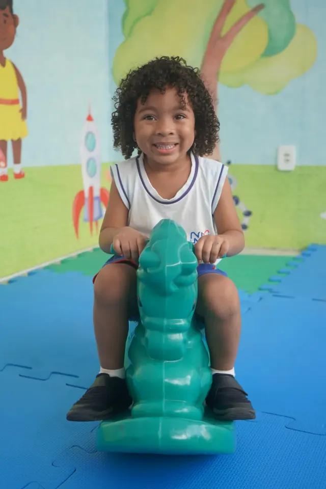 Aluno da Educação Infantil em momento de brincadeira