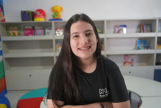 Aluna da Escola Nosso Mundo em ambiente de leitura