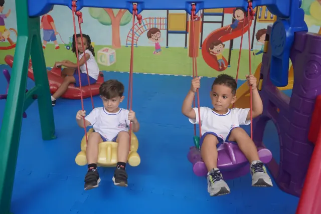 Alunos da Educação Infantil brincando no balanço